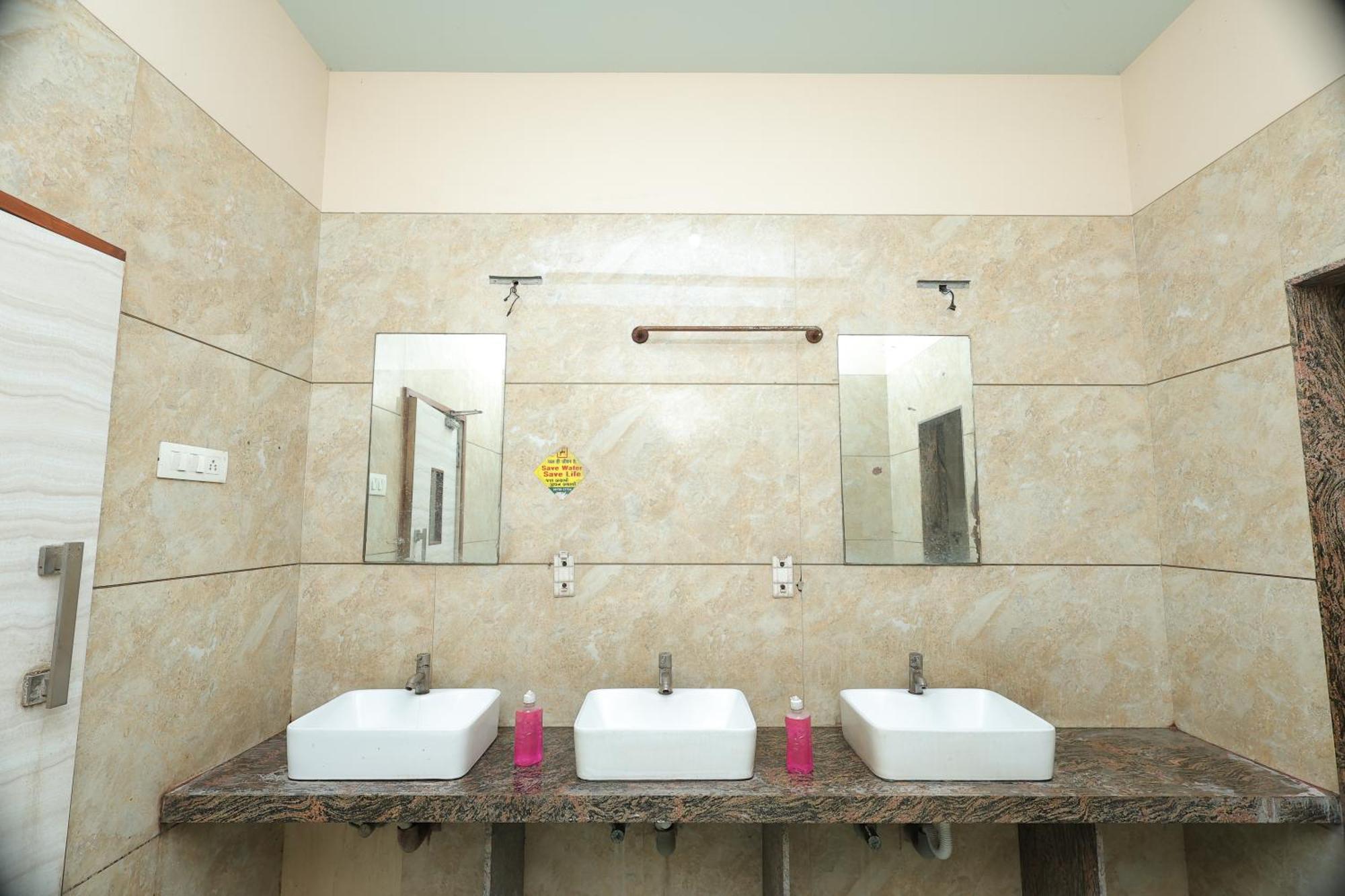 Hotel Horizon & Restaurant Surat Ngoại thất bức ảnh