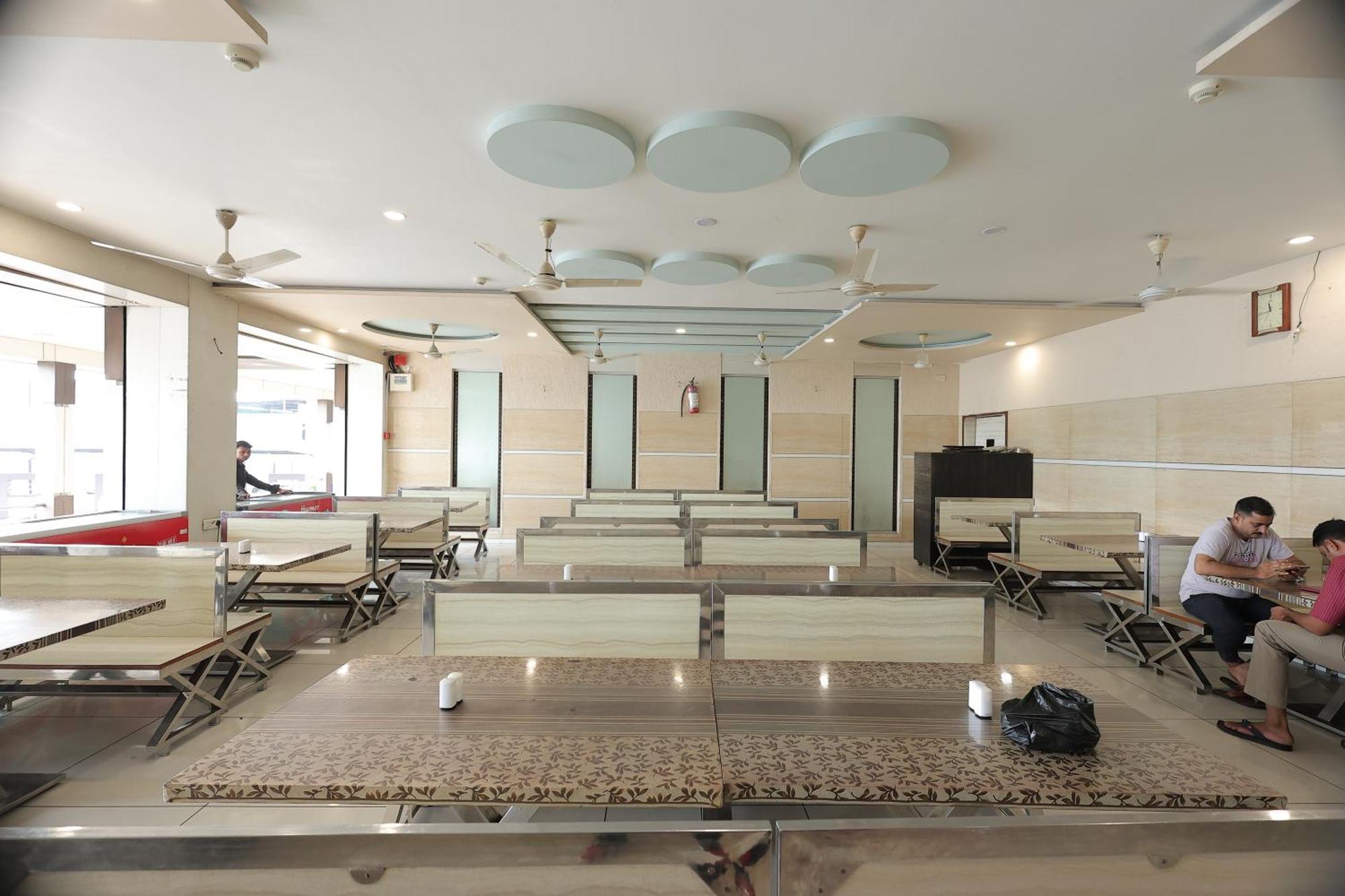 Hotel Horizon & Restaurant Surat Ngoại thất bức ảnh